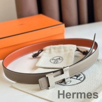Cureaua Hermes Mini Constance de 24 mm din piele Epsom taupă și piele Swift maronie
