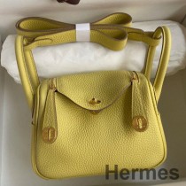 Geanta Hermes Mini Lindy lucrata manual din piele Jaune Poussin Clemence