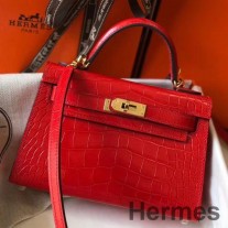 Handgefertigte Tasche Kelly Mini II von Hermes aus rotem, krokodilgeprägtem Leder