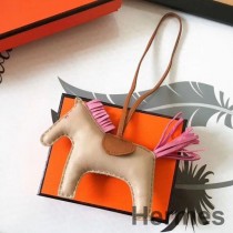Hermes Rodeo Horse Taschenanhänger aus beigefarbenem/kamarelfarbenem/rosafarbenem Leder