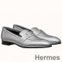 Loafer von Hermes Paris aus silberfarbenem Metallic-Ziegenleder