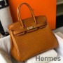 Hermes Birkin 25cm väska i guldpräglat krokodilläder