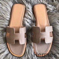 Sandali Hermes Oran in pelle Swift color talpa