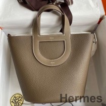 Borsa Hermes In The Loop 18 fatta a mano in pelle color tortora Clemence