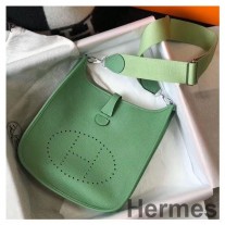 Bolsa Hermes Evelyne III 29 PM em couro Vert Criquet Clemence