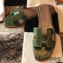 Sandálias Hermes Oran em crocodilo Niloticus verde-oliva brilhante