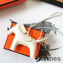 Hermes bijeli privezak za torbu za rodeo konja