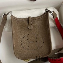 Taupe Clemence 가죽 소재의 Hermes Evelyne 미니 핸드메이드 백