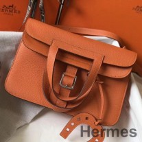 오렌지 클레멘스 가죽 소재의 Hermes Halzan 31cm 백