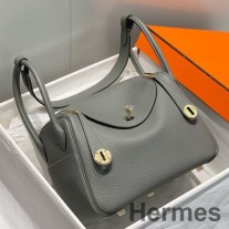 Gris Meyer Clemence 가죽 GHW 소재의 Hermes Lindy 26cm 백