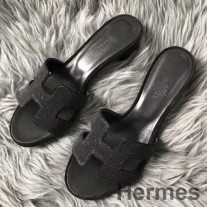 라인스톤이 있는 블랙 스웨이드 소재의 Hermes Oasis 샌들