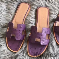 보라색 타조 가죽 소재의 Hermes Oran 샌들