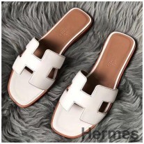 화이트 스위프트 가죽 소재의 Hermes Oran 샌들