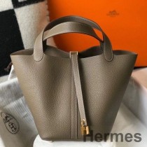 Taupe Clemence 가죽 소재의 Hermes Picotin Lock 22 백
