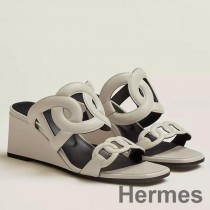 Sandały na koturnie Hermes Figari 55 mm ze skóry nappa w kolorze kości słoniowej