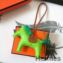 Zawieszka do torby z koniem Hermes Rodeo w kolorze owocowo-zielonym/kamarelowym/zielonej skóry