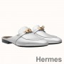 Klapki Hermes Oz ze srebrnej metalicznej skóry cielęcej