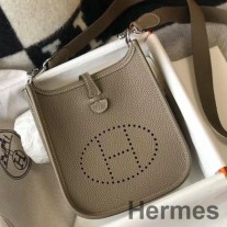 Bolso Hermes Evelyne III TPM en cuero Clemence color topo