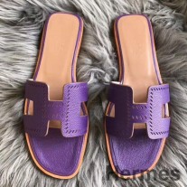 Sandalias perforadas Hermes Oran en cuero Epsom morado