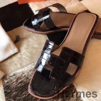 Sandalias Hermes Oran en cocodrilo Niloticus brillante color burdeos
