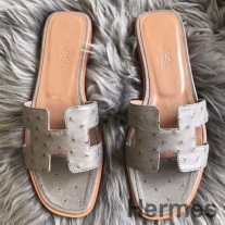 Sandalias Hermes Oran en piel de avestruz gris