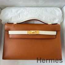 Bolso bicolor Hermes HSS Kelly Pochette en piel de becerro dorada y Craie Swift