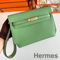 Pochette Hermes Kelly Depeches 25 en cuir de veau Epsom Vert Criquet