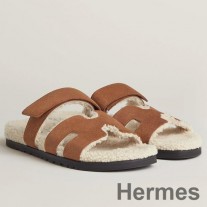 Hermes Chypre-sandaler for kvinner i brunt semsket skinn med shearling