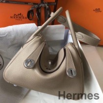 Hermes Lindy 26cm Veske I Gris Tourterelle Clemence Leather PHW