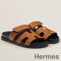 Hermes Chypre-sandaler for menn i brunt kalveskinn