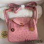 Hermes Mini Lindy Håndlaget veske i Rose Sakura strutsskinn